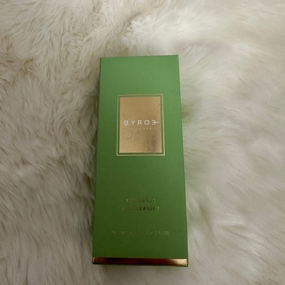 BYROE Kiwi Detox Gel Cleanser - Picture 2 of 5
